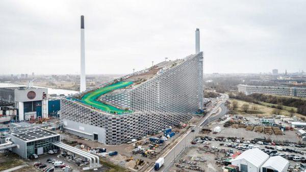 Amager bakke copenhill ski slope green BIG bjarke ingles dezeen 2364 hero 47 1233x694